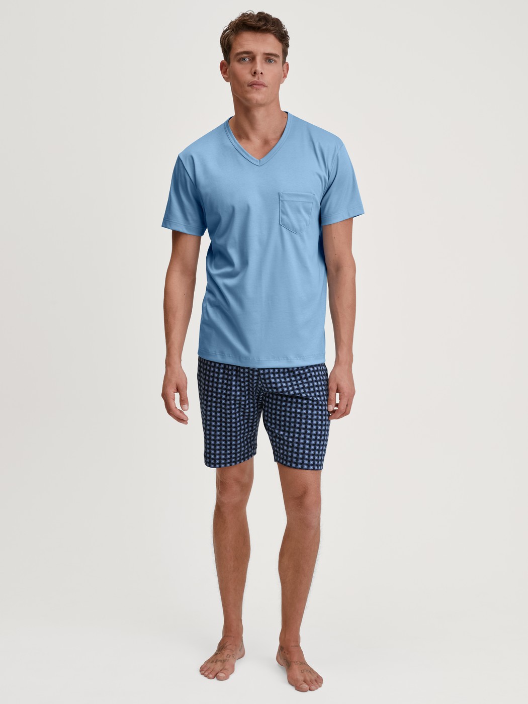 Herren-Model trägt Kurz-Pyjama aus 100% Baumwolle in Blau, Kariert aus Serie Relax Streamline 1 von CALIDA, Vorderansicht