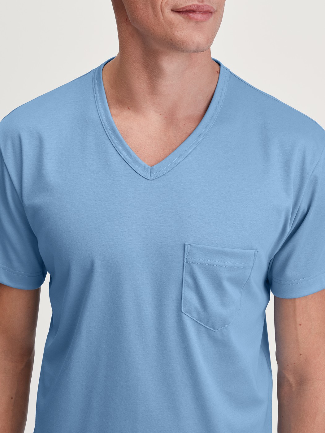 Herren-Model trägt Kurz-Pyjama aus 100% Baumwolle in Blau, Kariert aus Serie Relax Streamline 1 von CALIDA, Detail