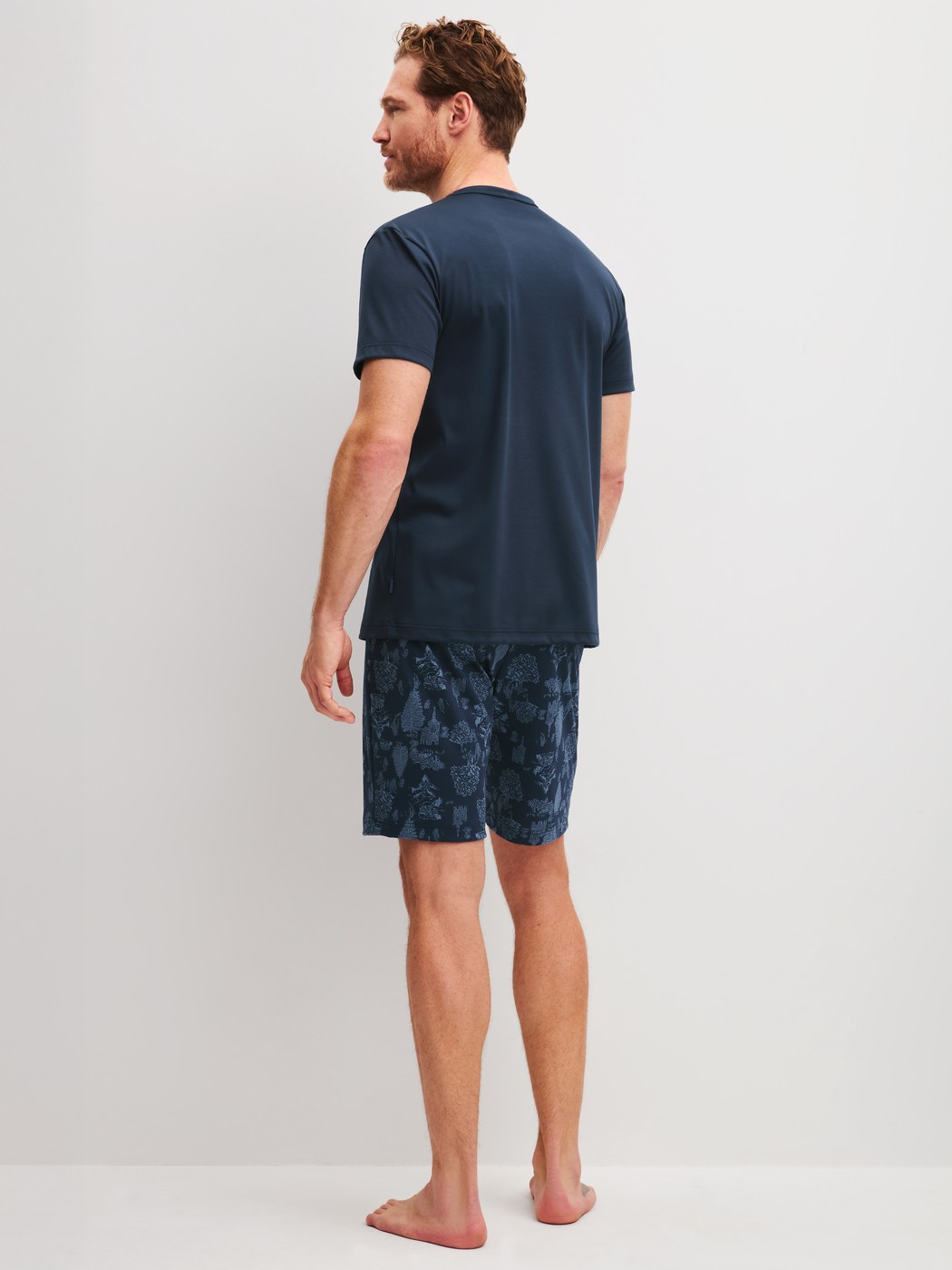 Le mannequin Homme porte le/la Pyjama court en 100% coton de couleur Bleu, À motifs, de la série Relax Streamline 1 de CALIDA, Vue arrière