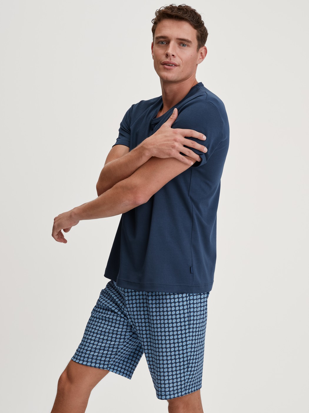Herren-Model trägt Kurz-Pyjama aus 100% Baumwolle in Blau, Kariert aus Serie Relax Streamline 2 von CALIDA, Zusatzbild