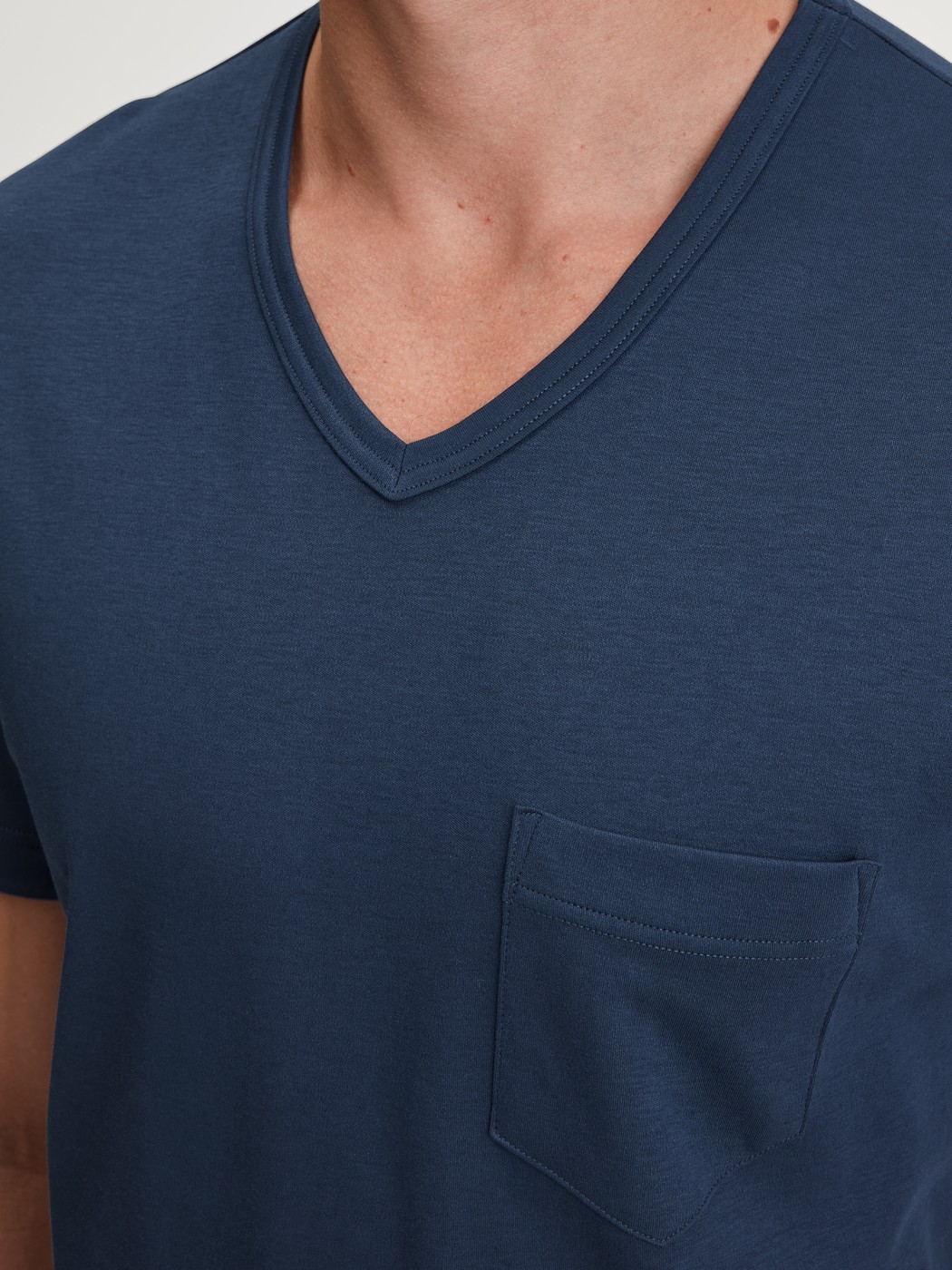 Herren-Model trägt Kurz-Pyjama aus 100% Baumwolle in Blau, Kariert aus Serie Relax Streamline 2 von CALIDA, Detail