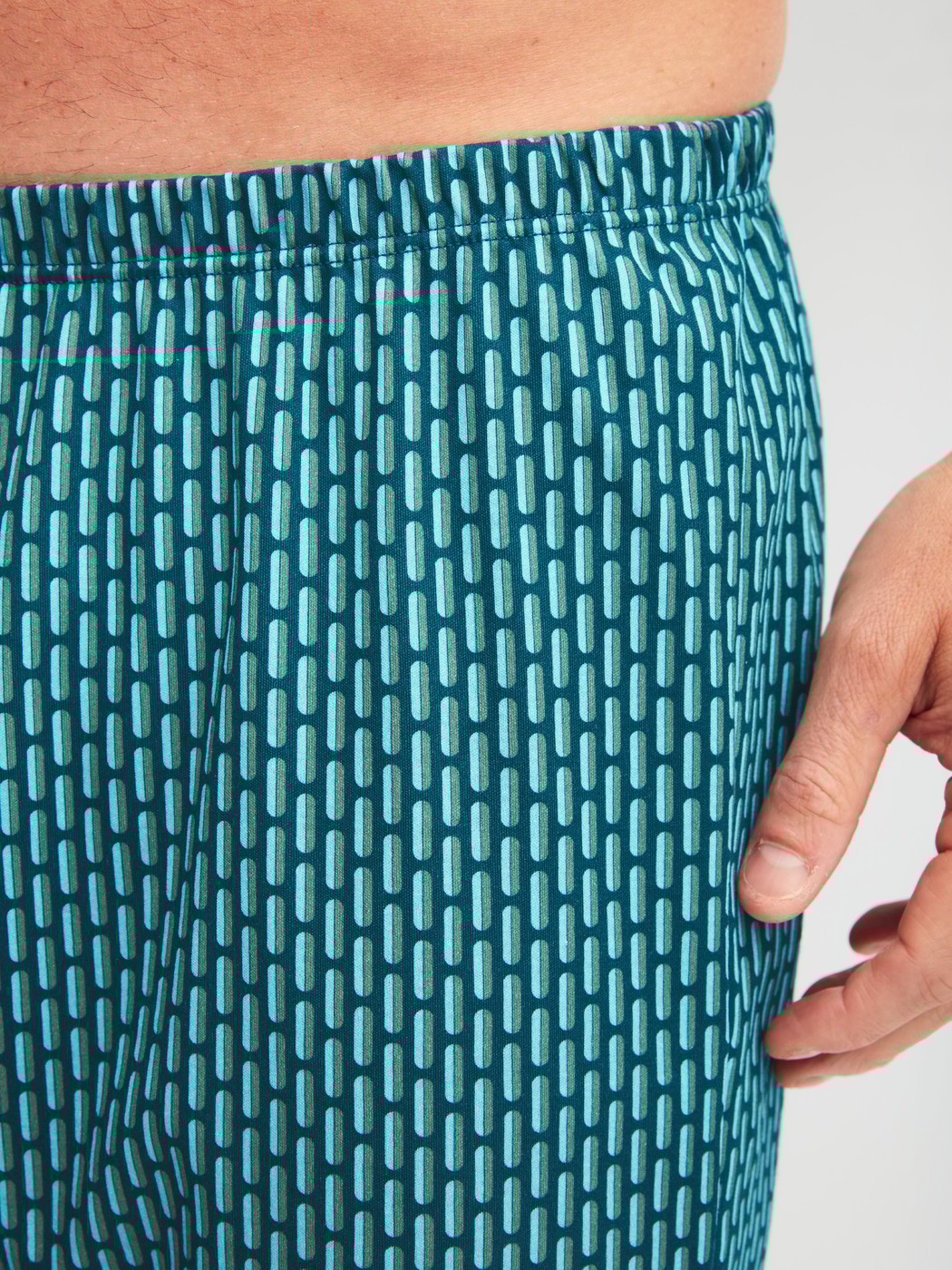 Herren-Model trägt Kurz-Pyjama aus 100% Baumwolle in Blau, Gemustert aus Serie Relax Streamline 1 von CALIDA, Detail