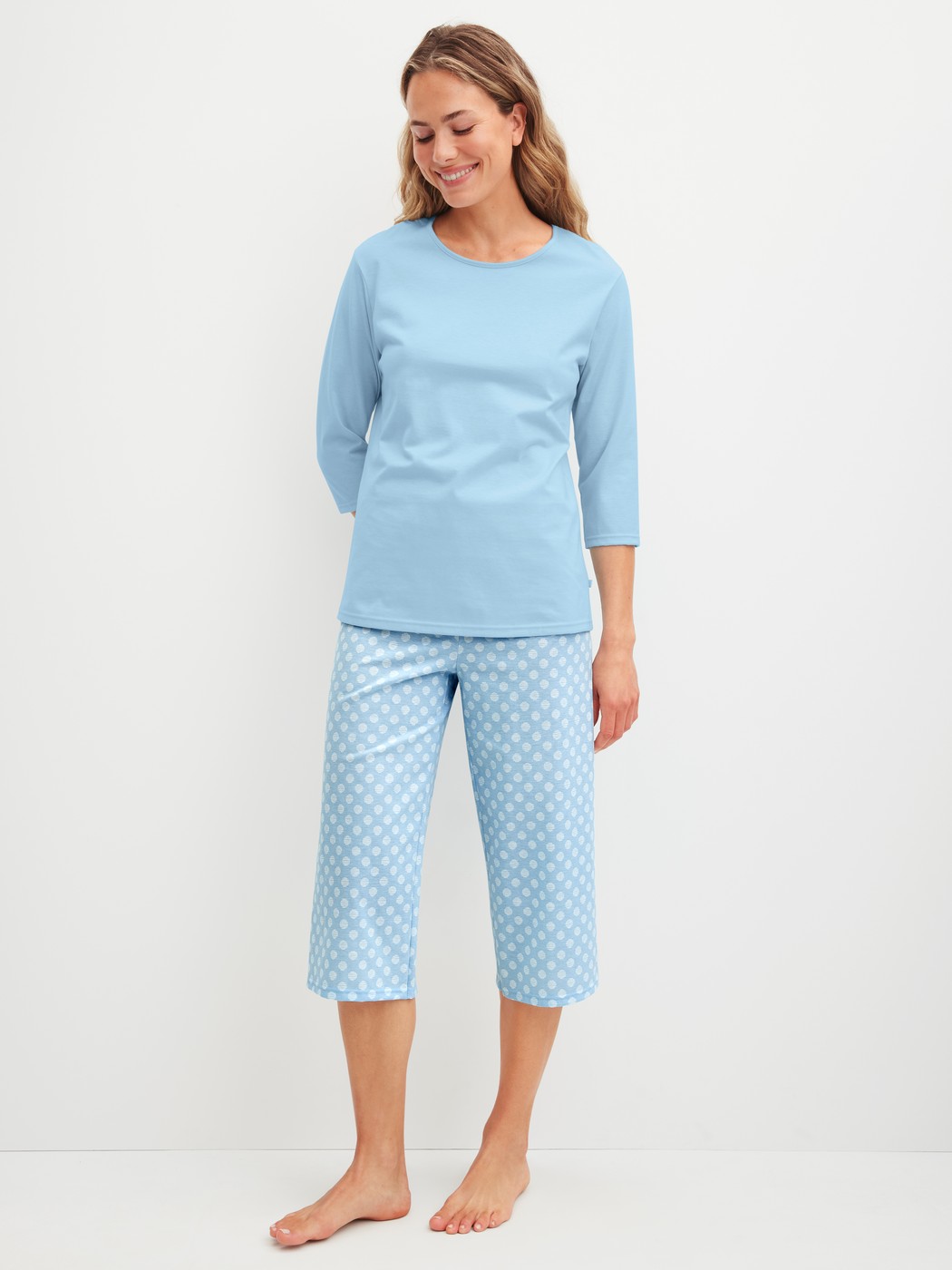 Le mannequin Femme porte le/la Pyjama capri en 100% coton de couleur Bleu, À motifs, de la série Lovely Nights de CALIDA, Vue de face