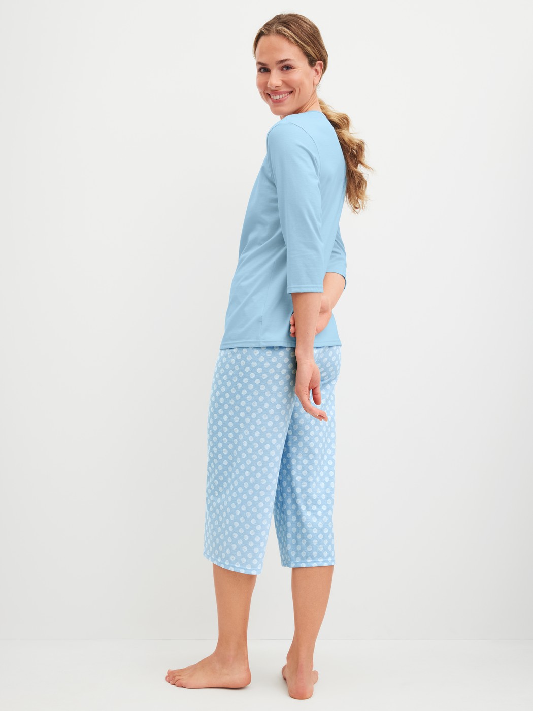 Le mannequin Femme porte le/la Pyjama capri en 100% coton de couleur Bleu, À motifs, de la série Lovely Nights de CALIDA, Vue arrière