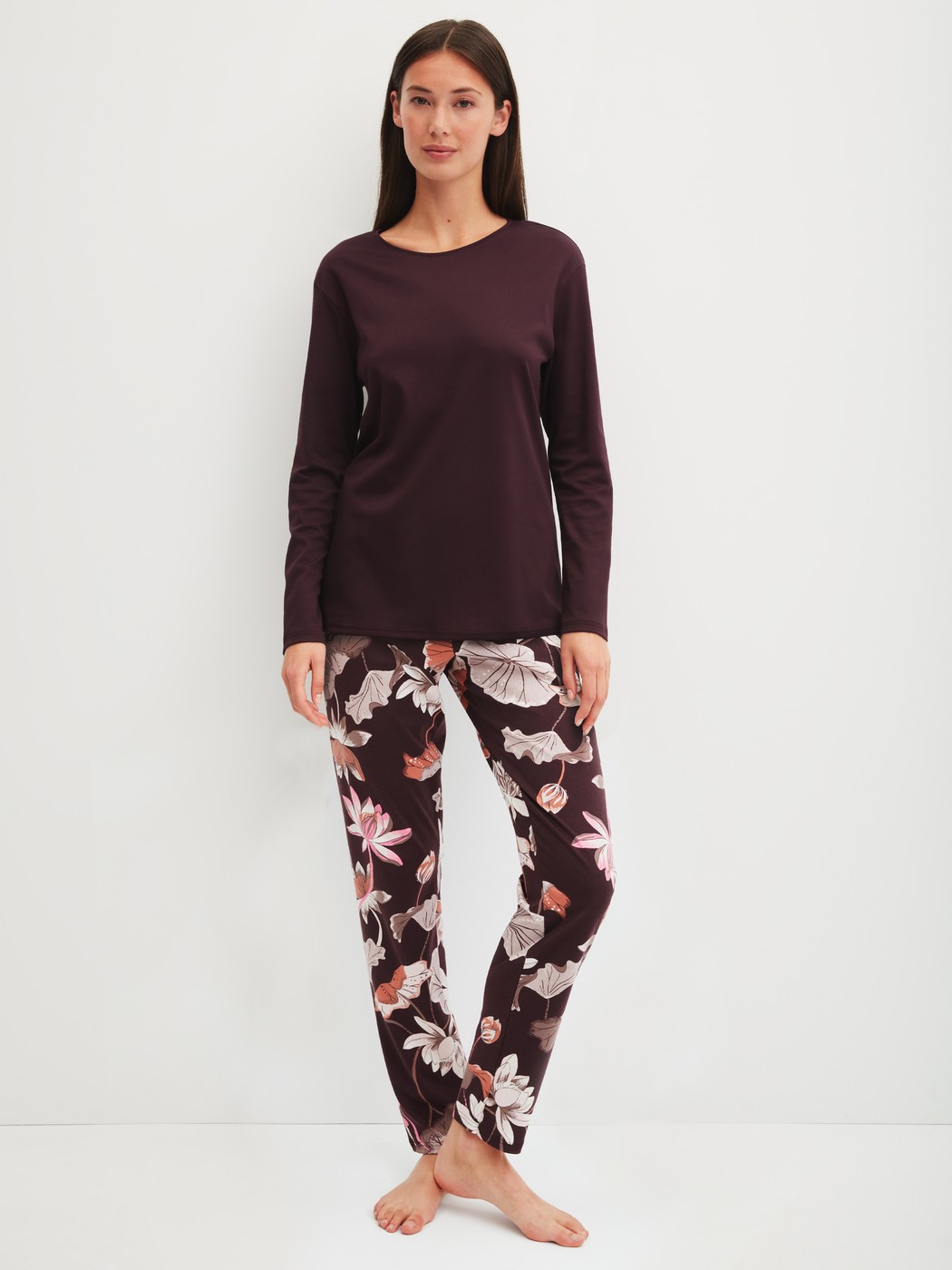 Damen-Model trägt Pyjama, lang aus 100% Baumwolle in Rot, Floral aus Serie Season Special von CALIDA, Vorderansicht