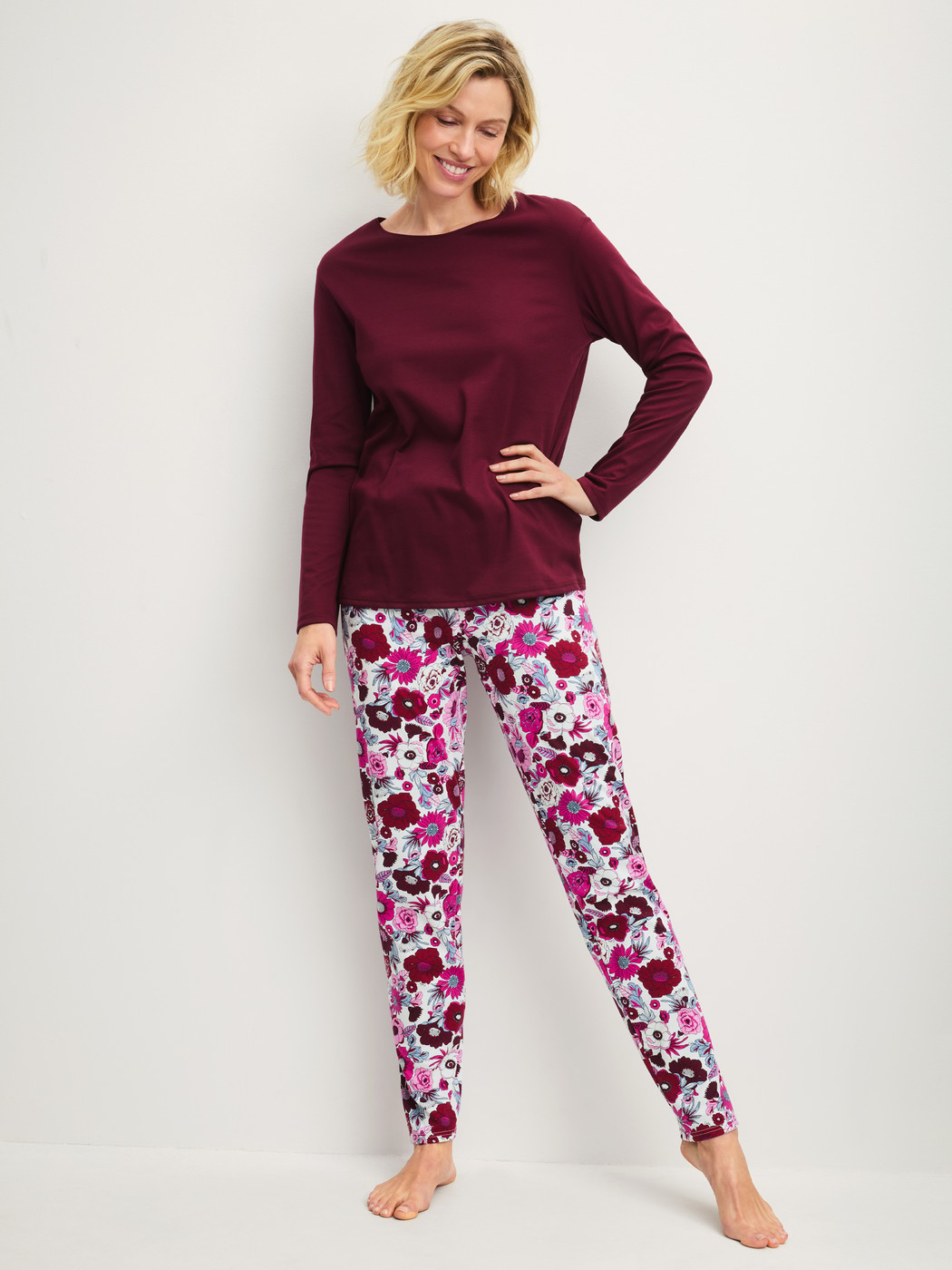 La modella / Il modello Donna indossa Pigiami, lunghi in 100% cotone di colore Rosso, Modello, della serie Season Special di CALIDA, Vista frontale