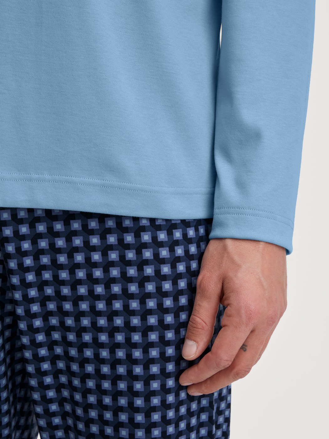 Herren-Model trägt Pyjama, lang aus 100% Baumwolle in Blau, Kariert aus Serie Relax Streamline 1 von CALIDA, Detail