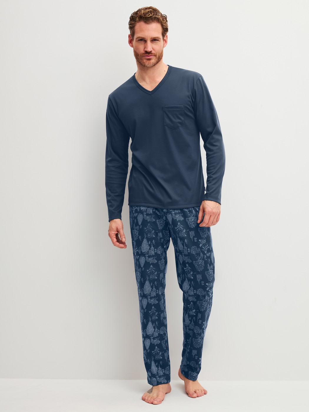 Herren-Model trägt Pyjama, lang aus 100% Baumwolle in Blau, Gemustert aus Serie Relax Streamline 1 von CALIDA, Vorderansicht