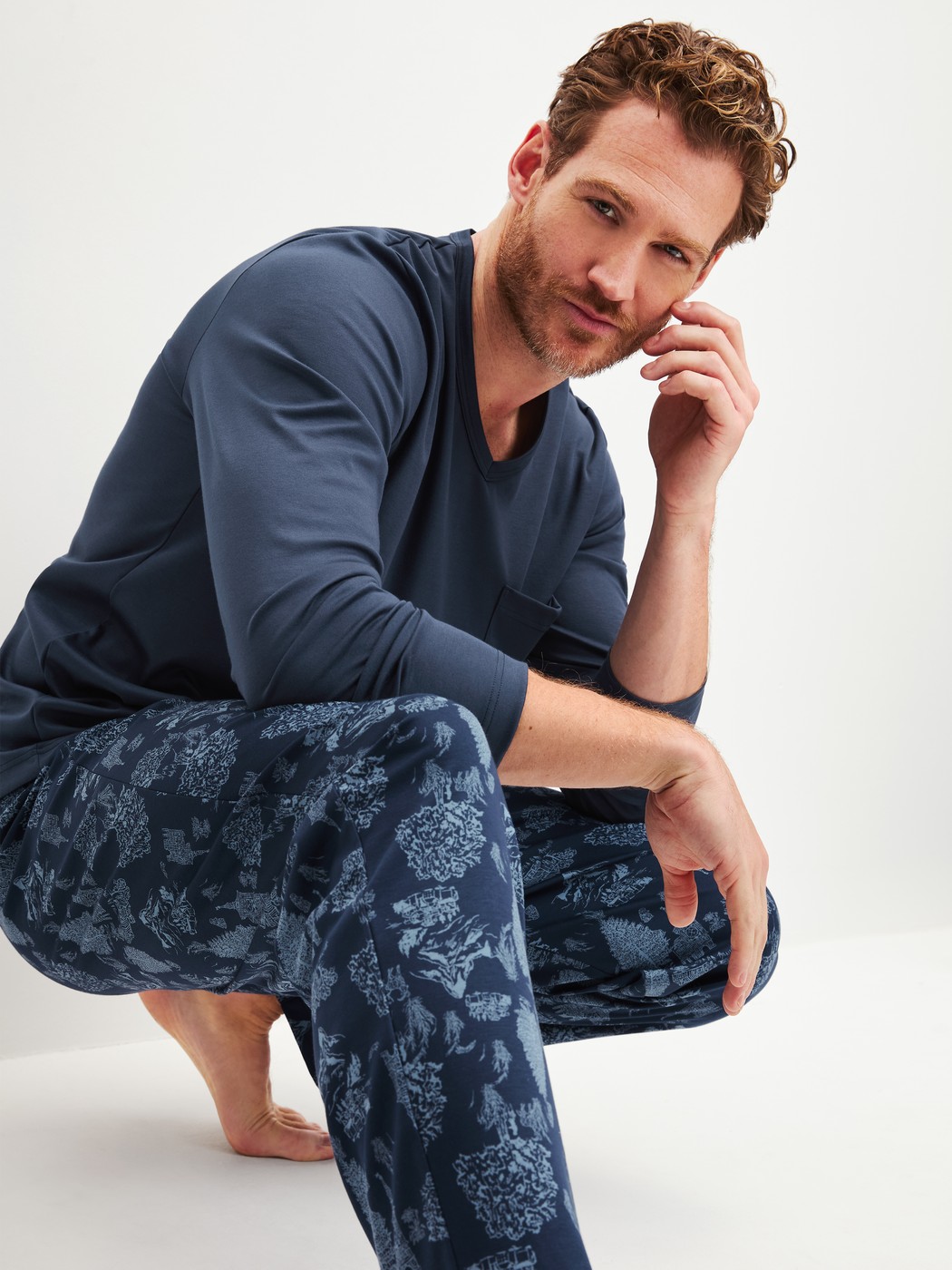 Herren-Model trägt Pyjama, lang aus 100% Baumwolle in Blau, Gemustert aus Serie Relax Streamline 1 von CALIDA, Zusatzbild