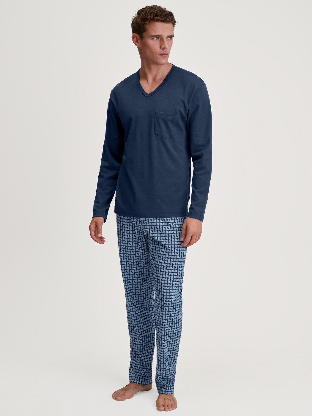 Herren-Model trägt Pyjama, lang aus 100% Baumwolle in Blau, Kariert aus Serie Relax Streamline 2 von CALIDA, Vorderansicht