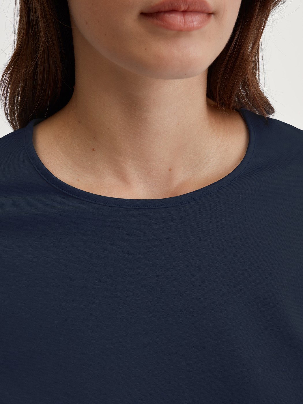La modella / Il modello Donna indossa Pigiami, lunghi in 100% cotone di colore Blu, Modello, della serie Cotton Special di CALIDA, Dettaglio