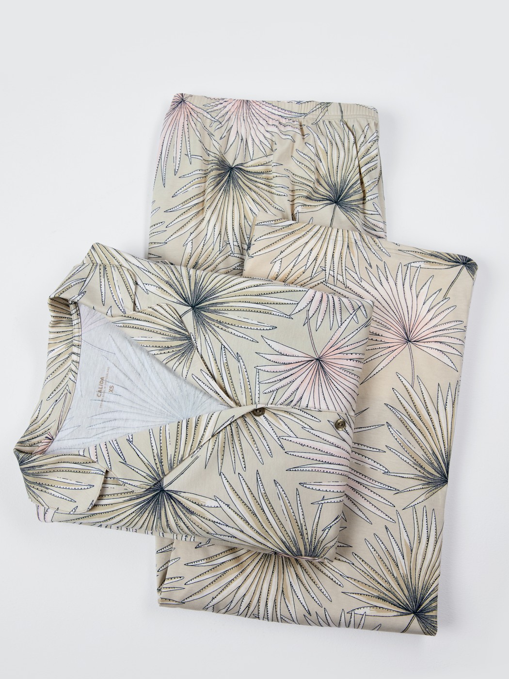 Le mannequin Femme porte le/la Pyjama à boutons en 100% coton de couleur Vert, Floral, de la série Leaf Dreams de CALIDA, Image supplémentaire