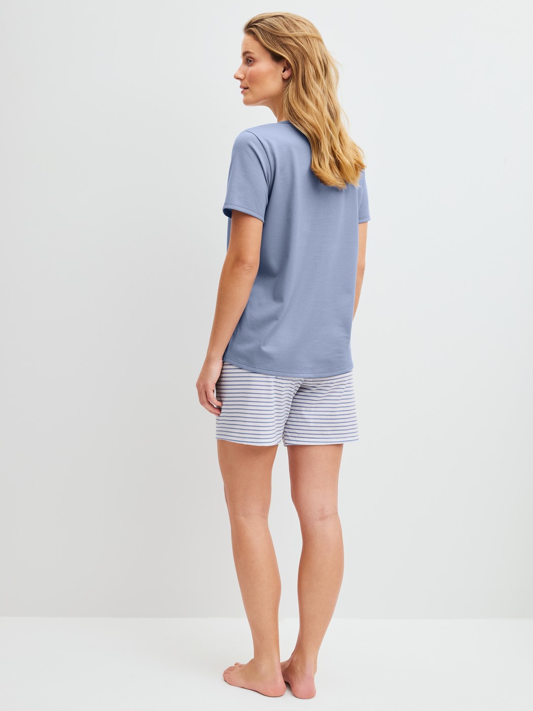 Damen-Model trägt Kurz-Pyjama aus 100% Baumwolle in Blau, Gestreift aus Serie Cotton Special von CALIDA, Rückansicht