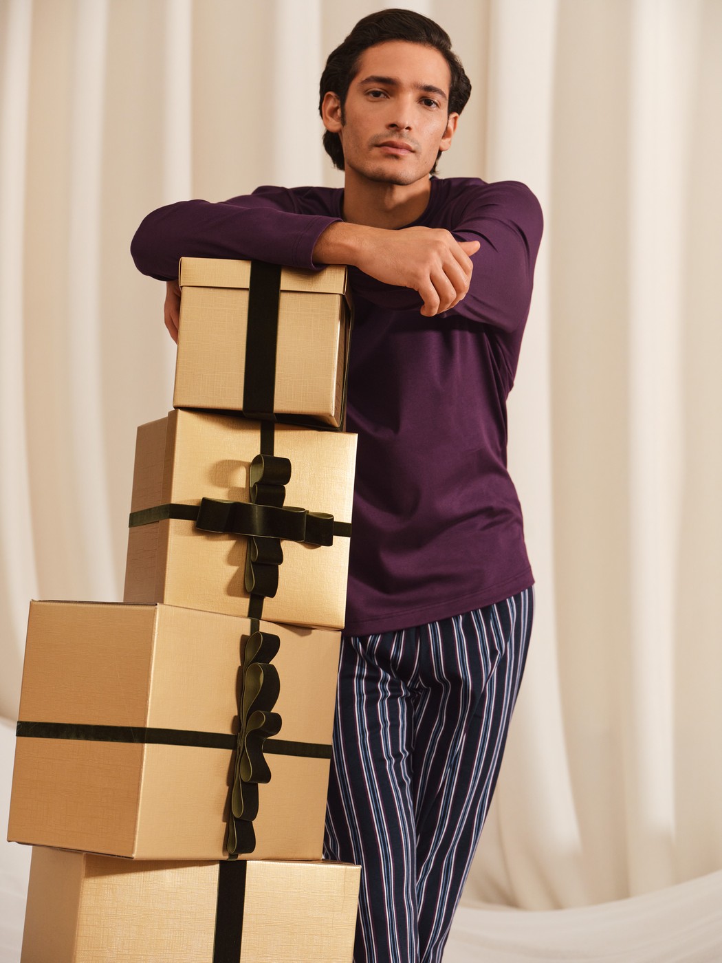 Herren-Model trägt Pyjama, lang aus 100% Baumwolle in Rot, Gestreift aus Serie Relax Streamline 4 von CALIDA, Vorderansicht