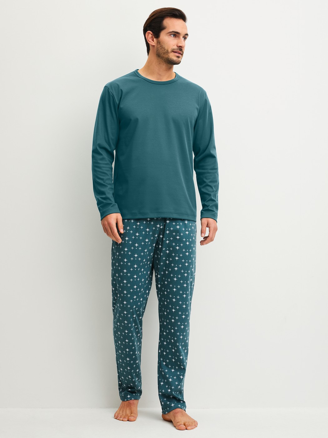 Herren-Model trägt Pyjama, lang aus 100% Baumwolle in Türkis, Gemustert aus Serie Relax Streamline 3 von CALIDA, Vorderansicht