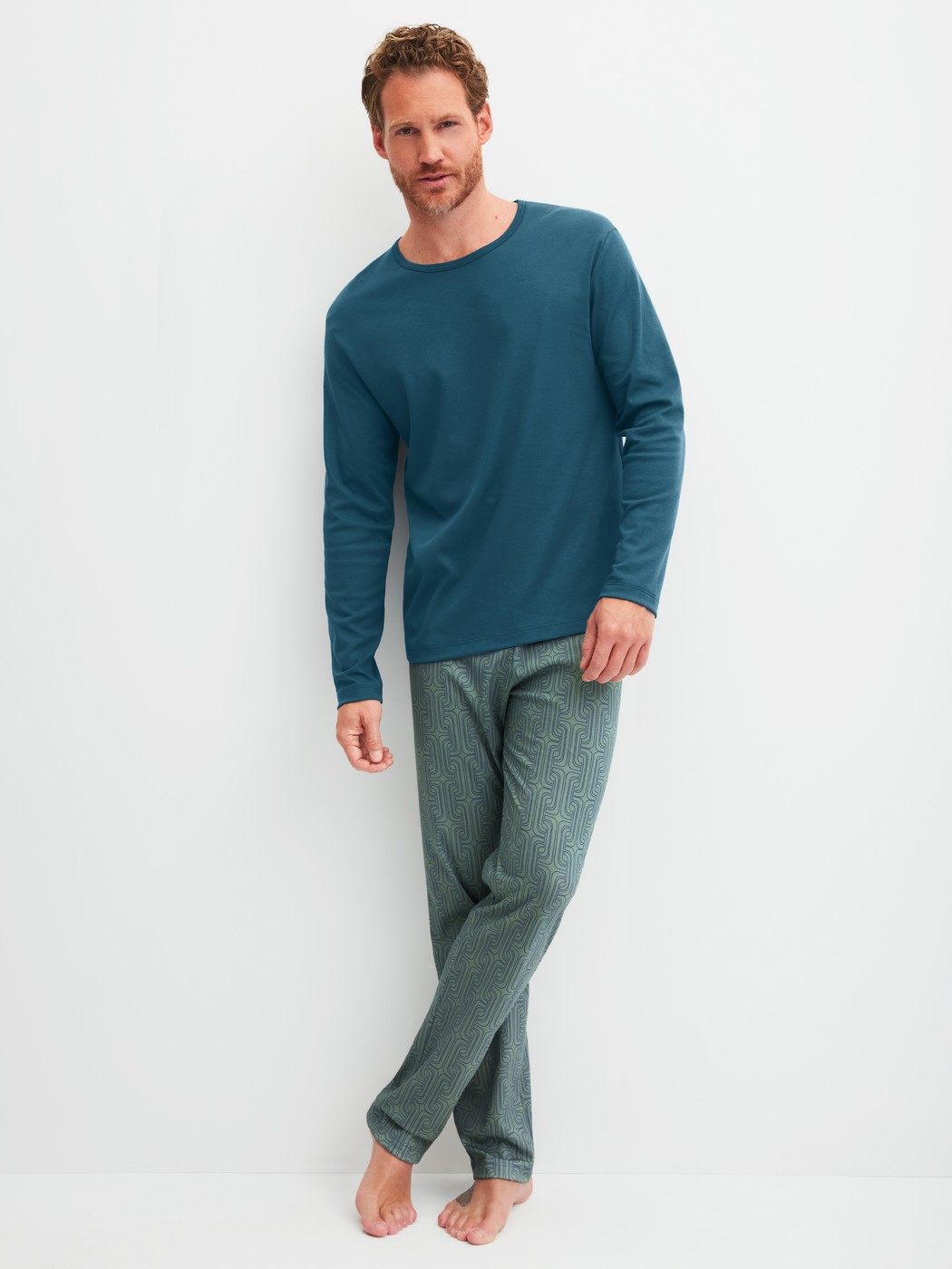 Herren-Model trägt Pyjama, lang aus 100% Baumwolle in Türkis, Gemustert aus Serie Relax Streamline 1 von CALIDA, Vorderansicht