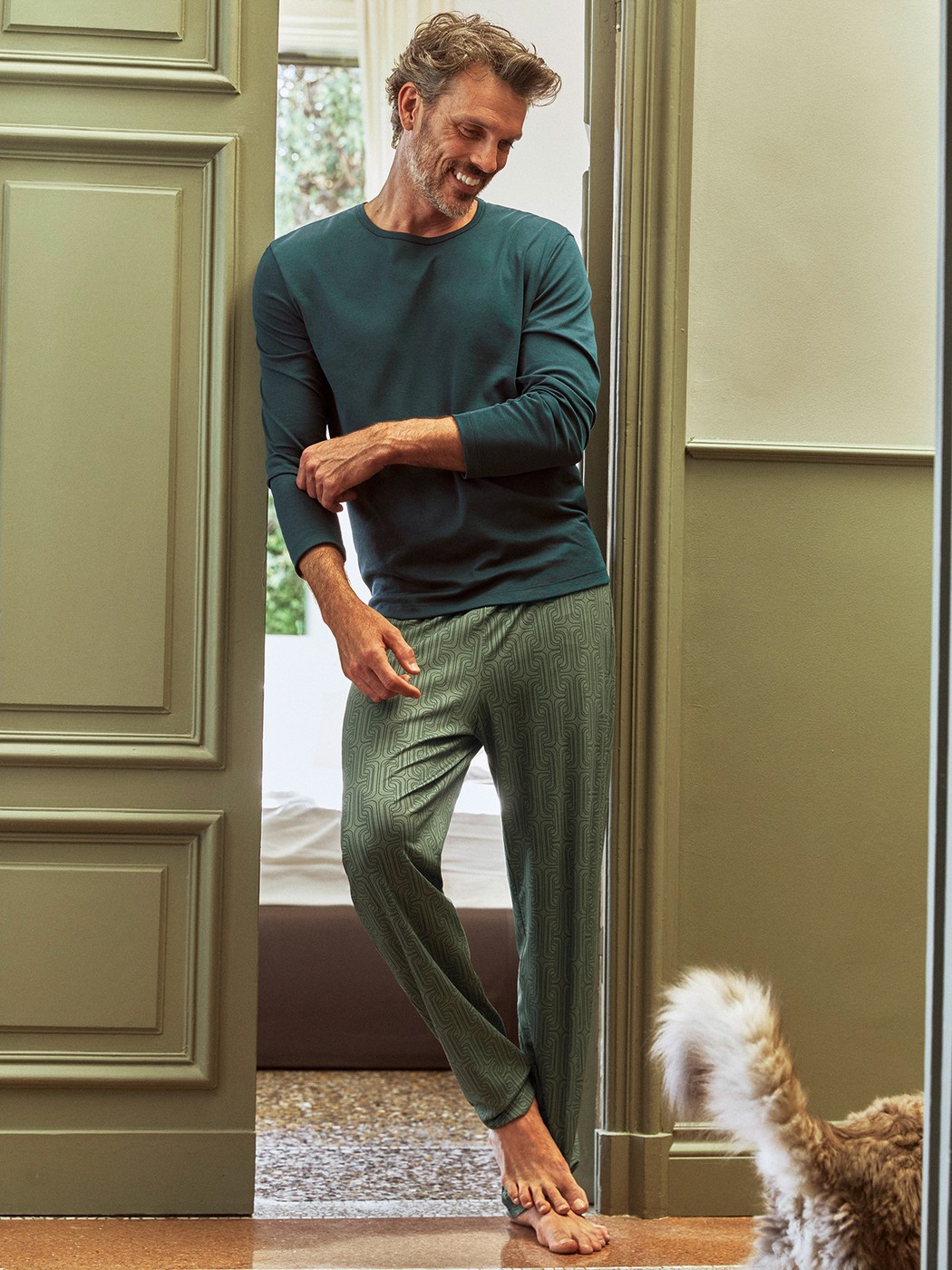 Herren-Model trägt Pyjama, lang aus 100% Baumwolle in Türkis, Gemustert aus Serie Relax Streamline 1 von CALIDA, Vorderansicht