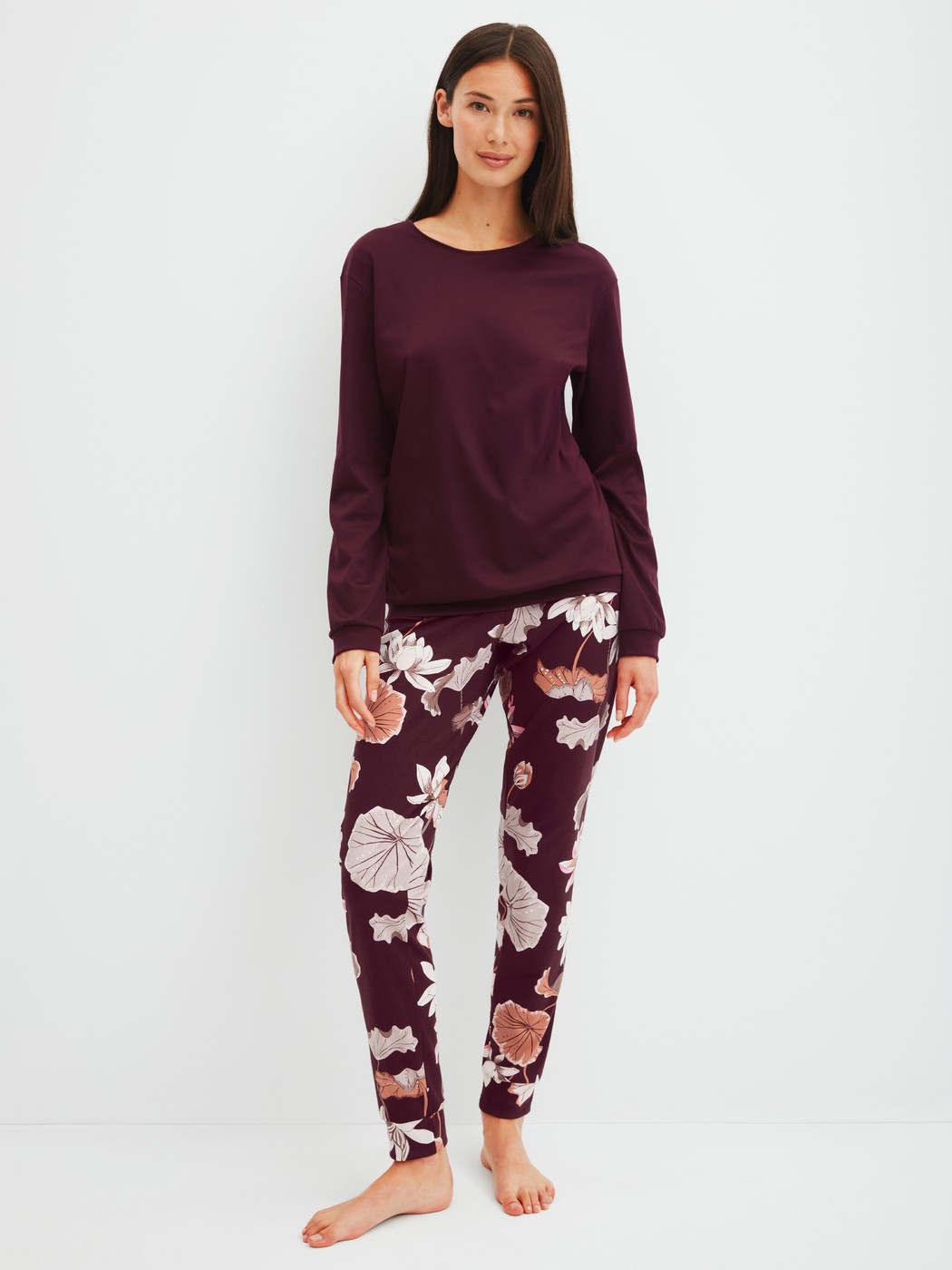 Damen-Model trägt Bündchen-Pyjama aus 100% Baumwolle in Rot, Floral aus Serie Season Special von CALIDA, Vorderansicht