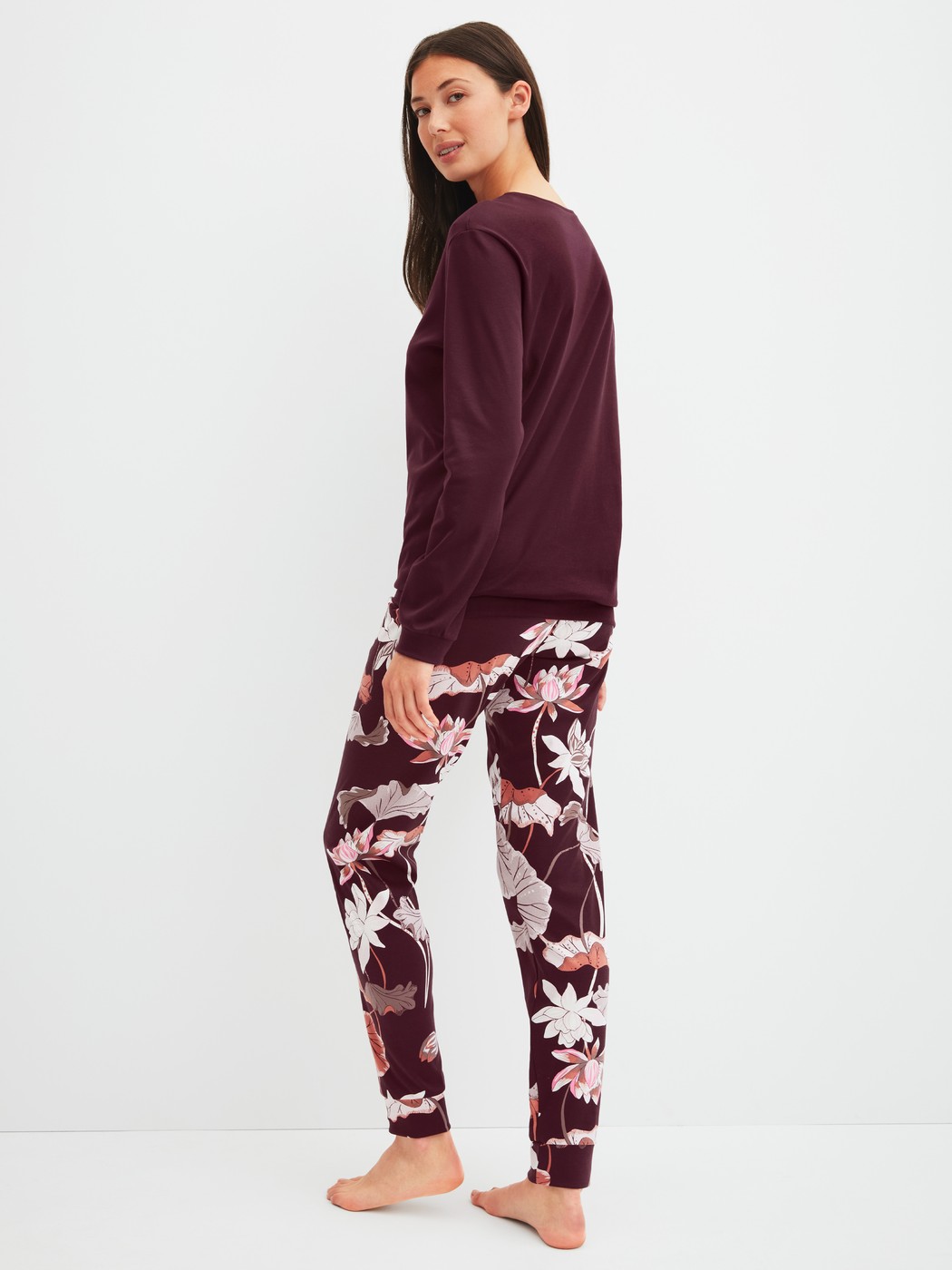 Damen-Model trägt Bündchen-Pyjama aus 100% Baumwolle in Rot, Floral aus Serie Season Special von CALIDA, Rückansicht