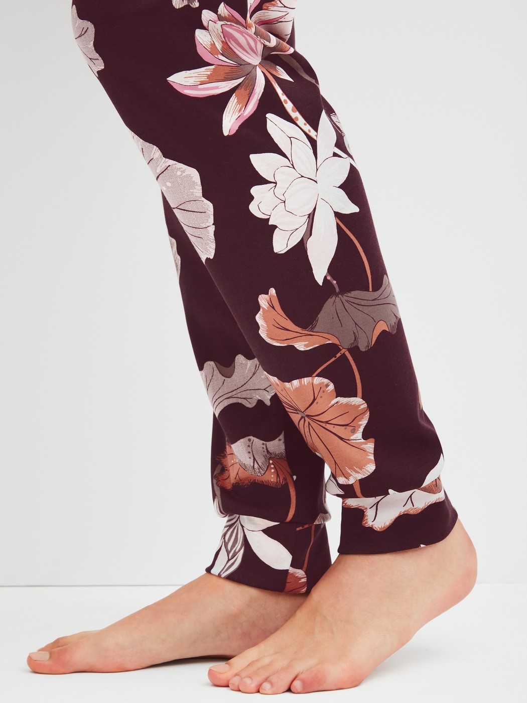 Damen-Model trägt Bündchen-Pyjama aus 100% Baumwolle in Rot, Floral aus Serie Season Special von CALIDA, Detail