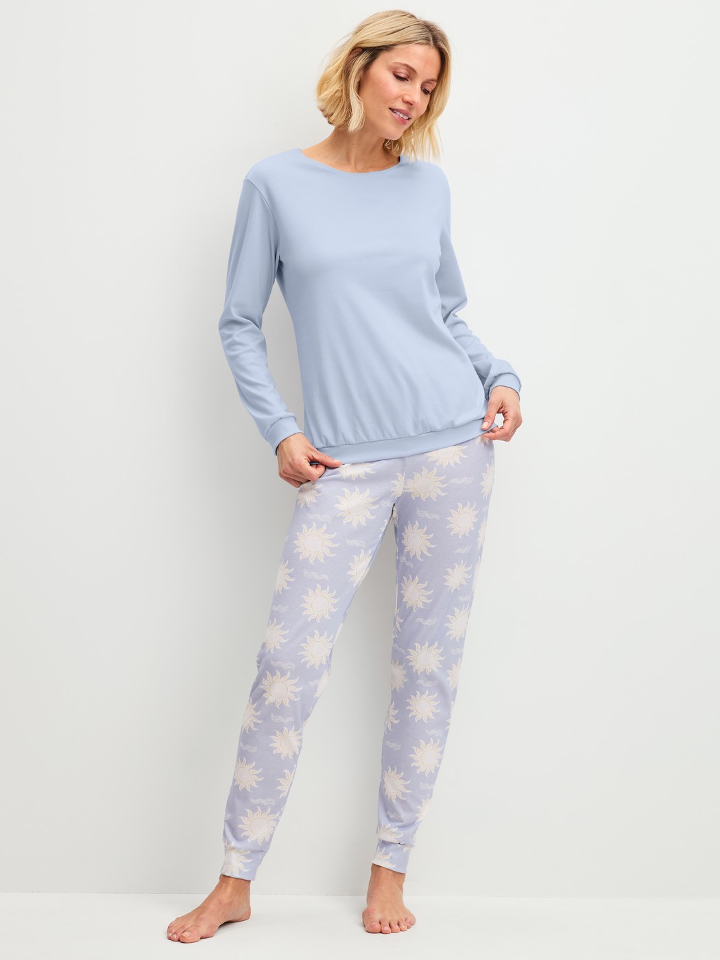 La modella / Il modello Donna indossa Pigiama con polsini in 100% cotone di colore Blu, Modello, della serie EDITION 85 di CALIDA, Vista frontale