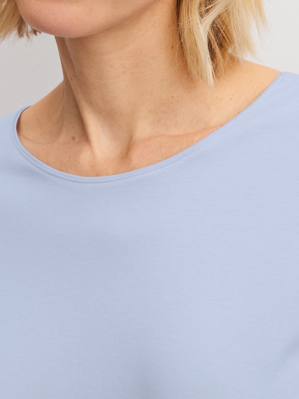 La modella / Il modello Donna indossa Pigiama con polsini in 100% cotone di colore Blu, Modello, della serie EDITION 85 di CALIDA, Dettaglio