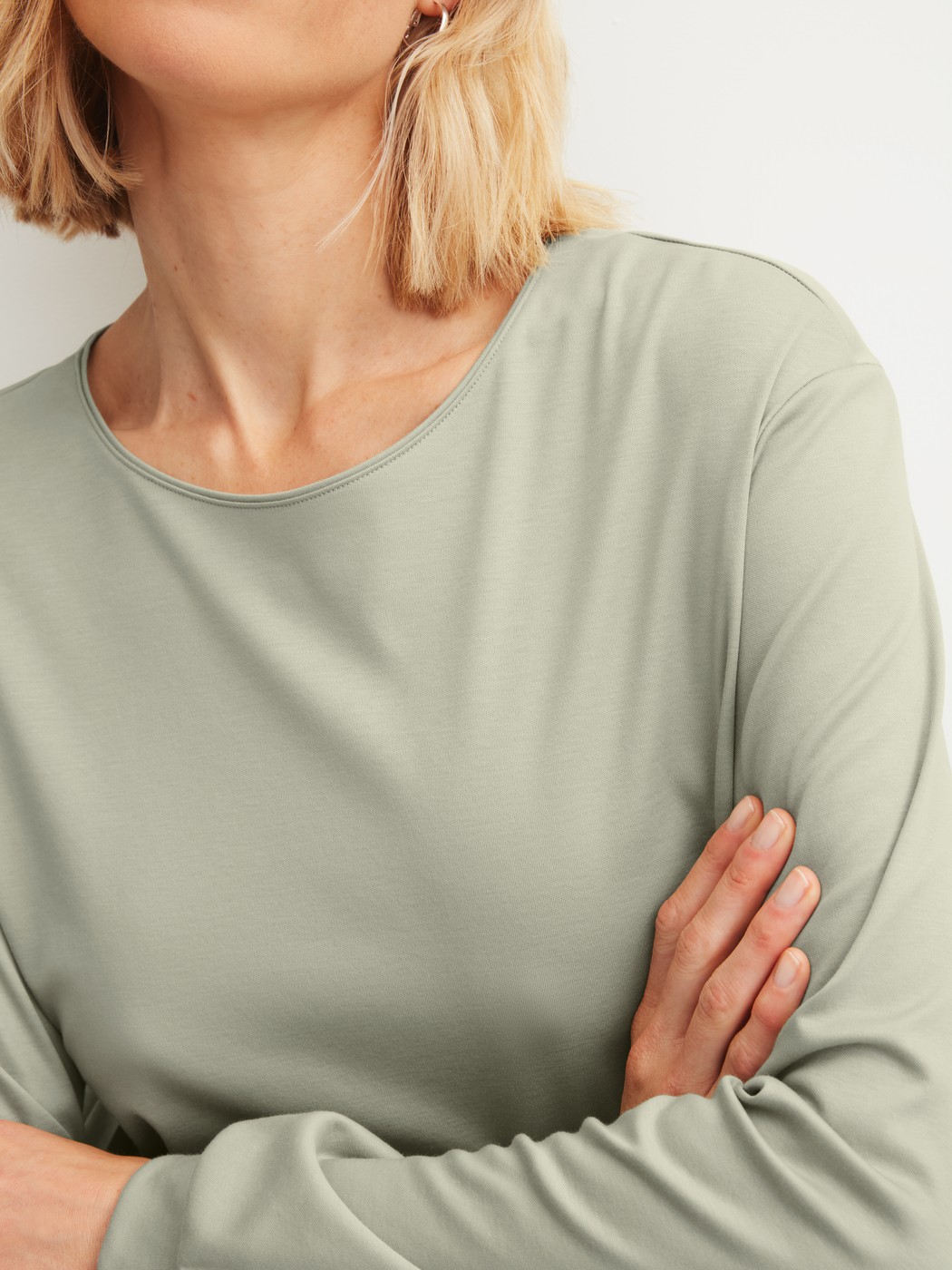 Women model is wearing Pyjama with cuff made of 100% Cotton in Green, Floral from the Leaf Dreams series by CALIDA, Detail