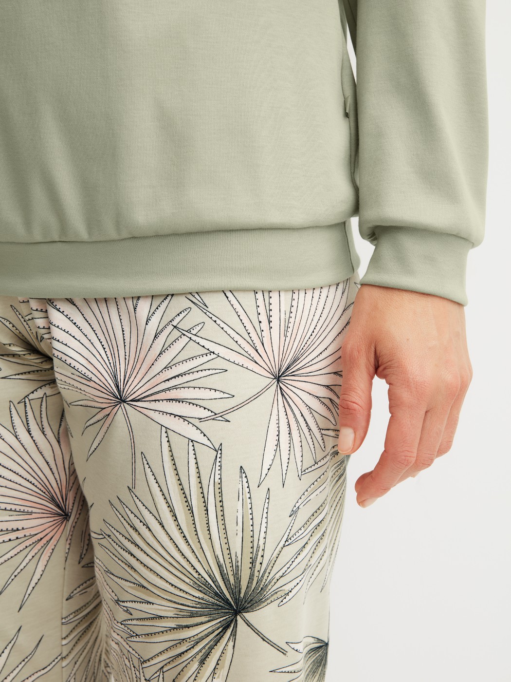 Women model is wearing Pyjama with cuff made of 100% Cotton in Green, Floral from the Leaf Dreams series by CALIDA, Detail
