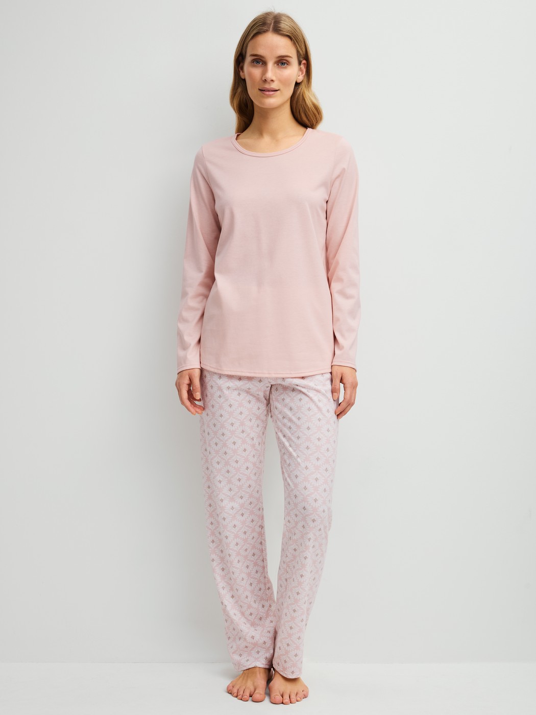 Damen-Model trägt Pyjama, lang aus 100% Baumwolle in Rosa, Floral aus Serie Cotton Special von CALIDA, Vorderansicht