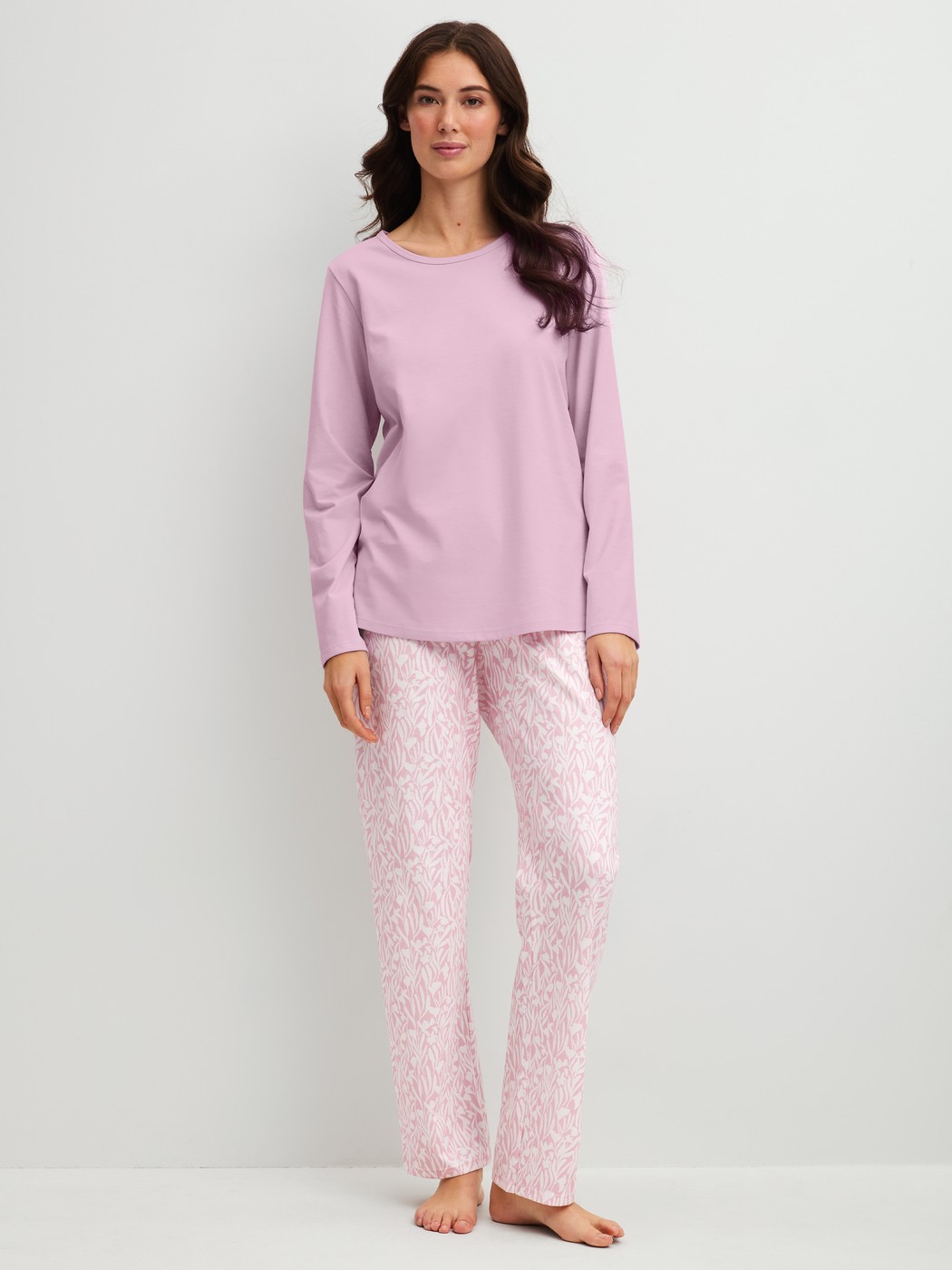 Damen-Model trägt Pyjama, lang aus 100% Baumwolle in Violett, Gemustert aus Serie Blooming Nights von CALIDA, Vorderansicht