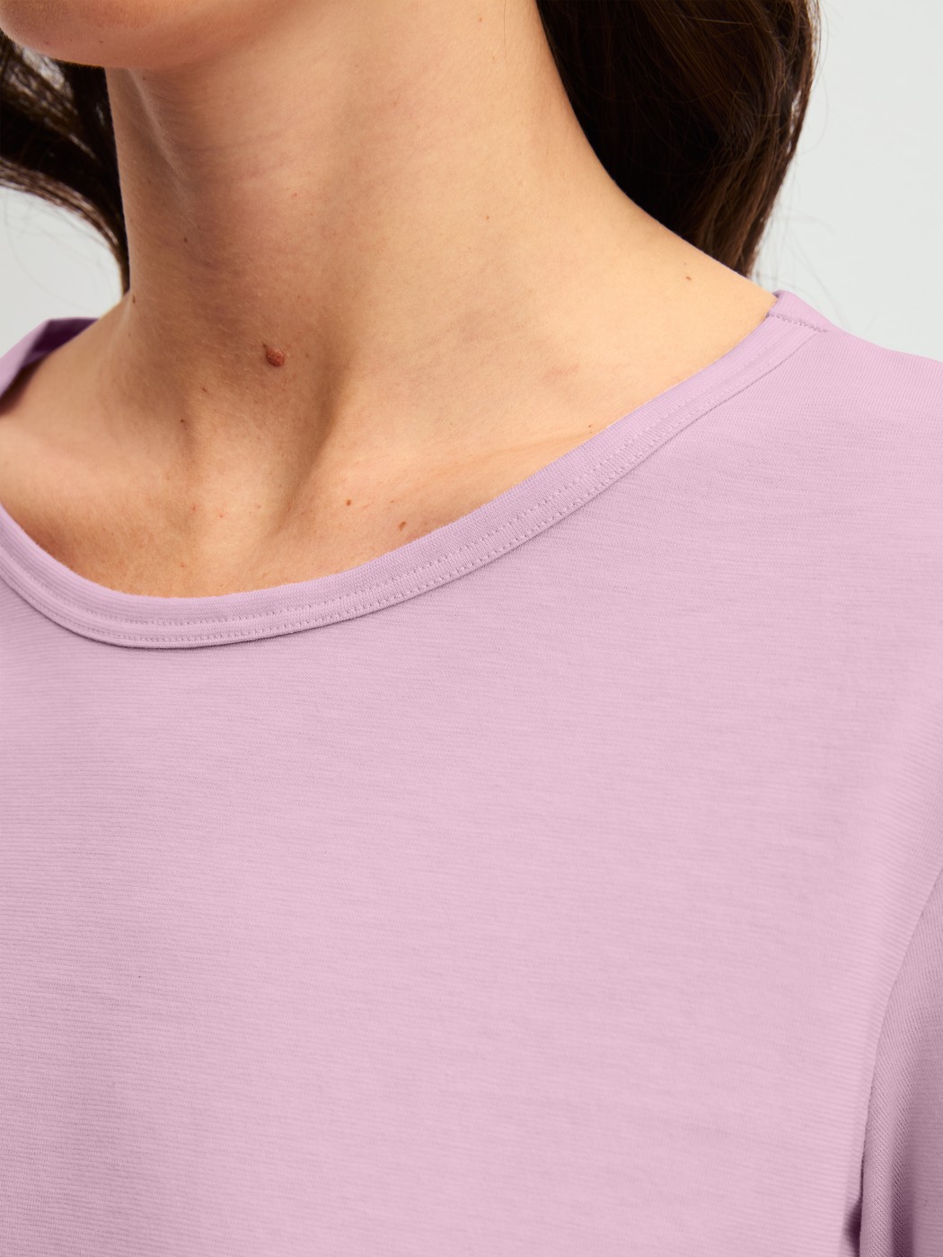 Damen-Model trägt Pyjama, lang aus 100% Baumwolle in Violett, Gemustert aus Serie Blooming Nights von CALIDA, Detail