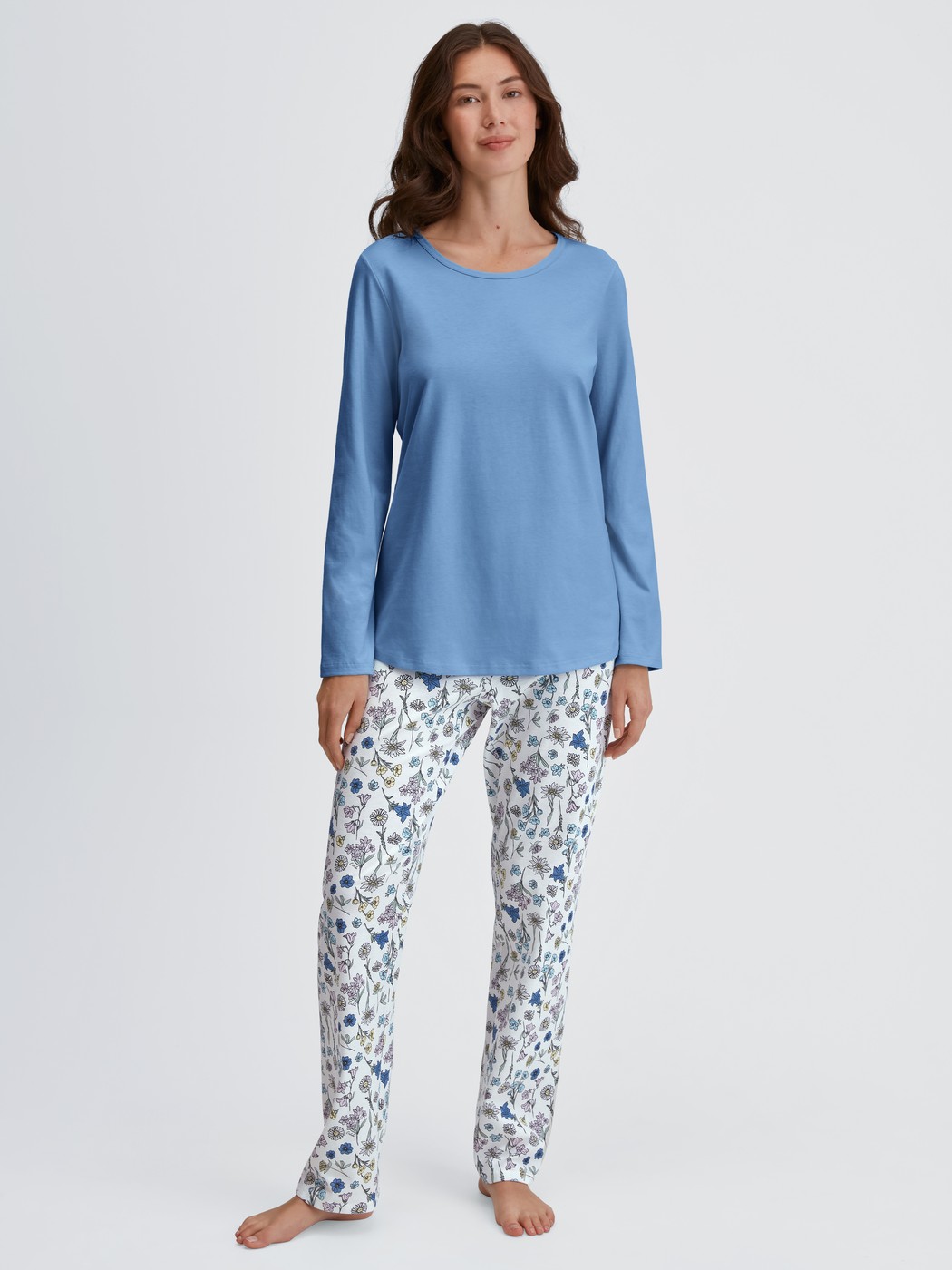 Damen-Model trägt Pyjama, lang aus 100% Baumwolle in Blau, Floral aus Serie Flower Nights von CALIDA, Vorderansicht