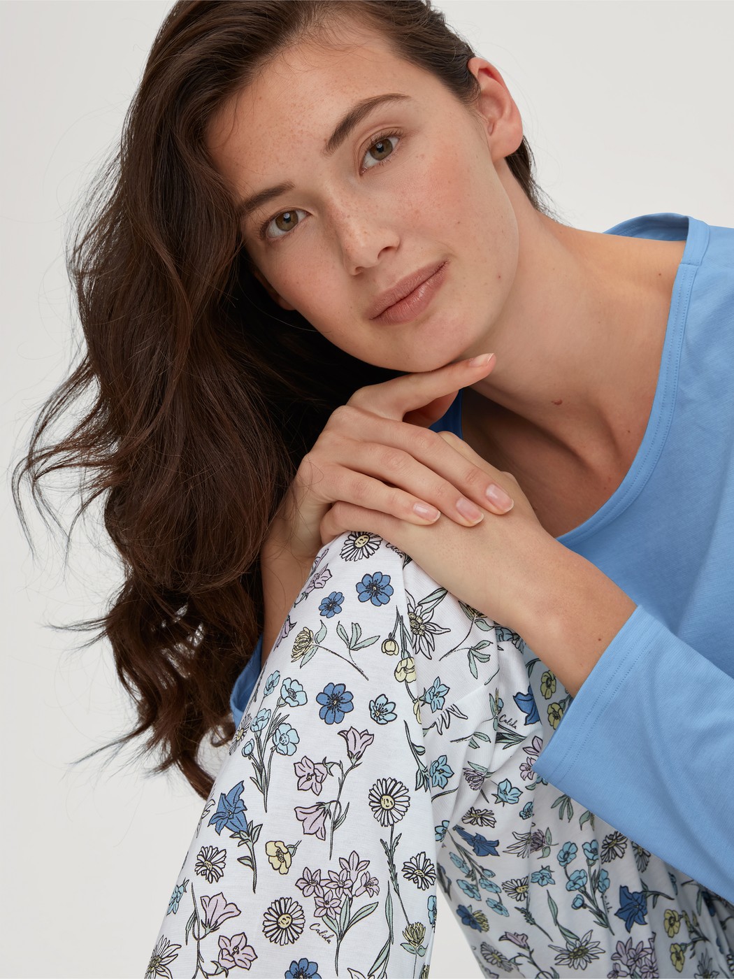 Damen-Model trägt Pyjama, lang aus 100% Baumwolle in Blau, Floral aus Serie Flower Nights von CALIDA, Vorderansicht