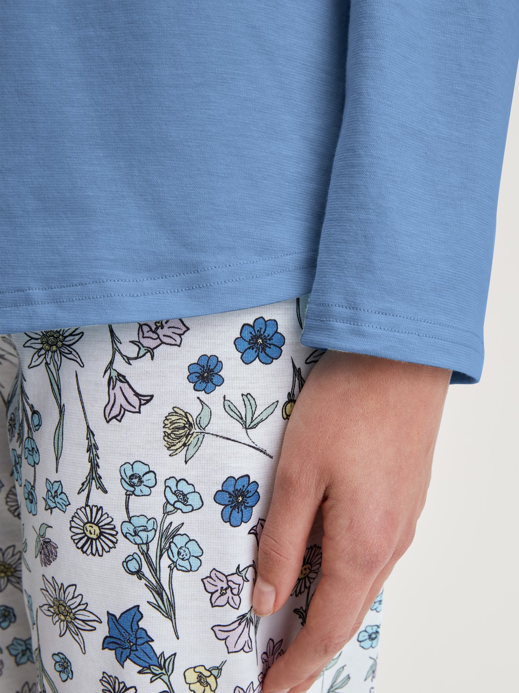 Damen-Model trägt Pyjama, lang aus 100% Baumwolle in Blau, Floral aus Serie Flower Nights von CALIDA, Detail