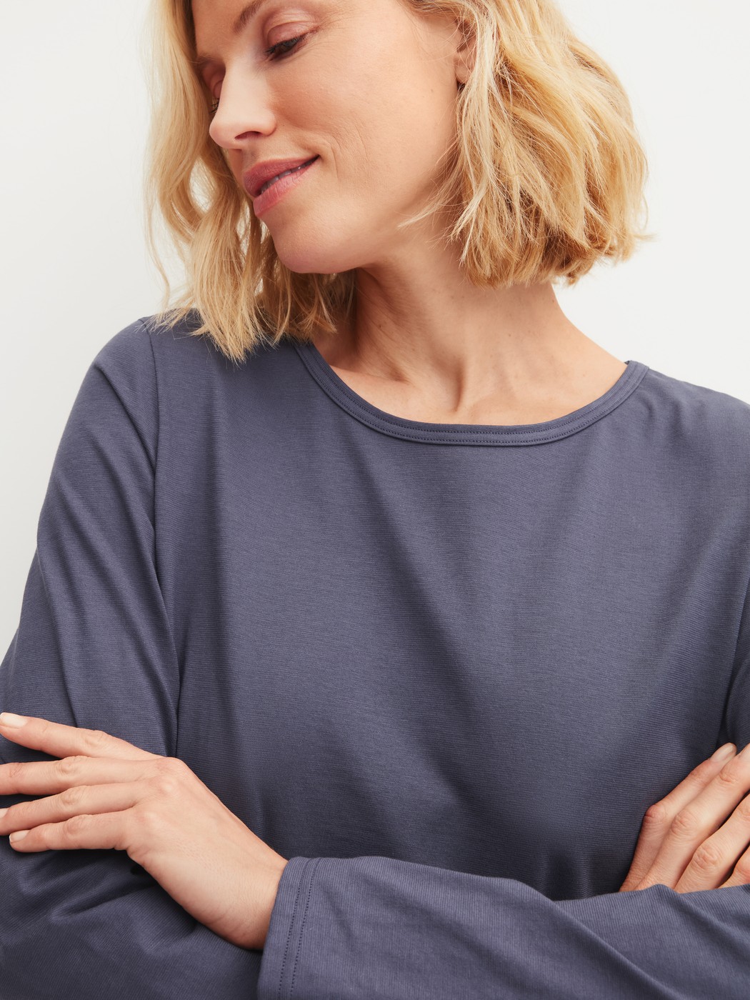 Damen-Model trägt Pyjama, lang aus 100% Baumwolle in Blau, Gemustert aus Serie Graphic Nights von CALIDA, Detail