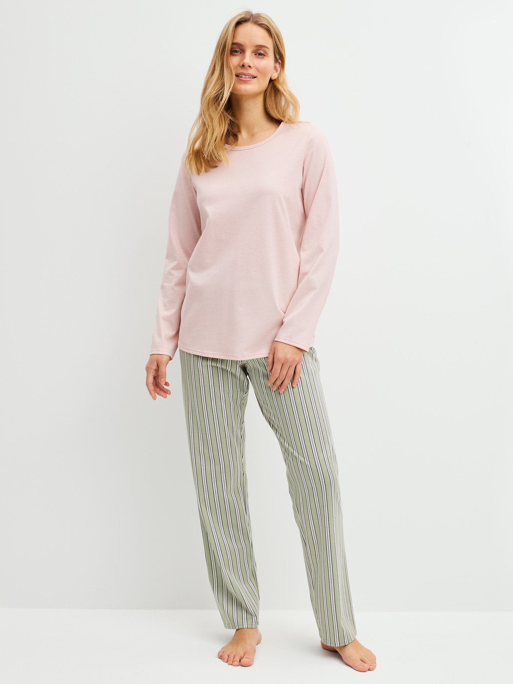 Damen-Model trägt Pyjama, lang aus 100% Baumwolle in Grün, Gestreift aus Serie Cotton Special von CALIDA, Vorderansicht