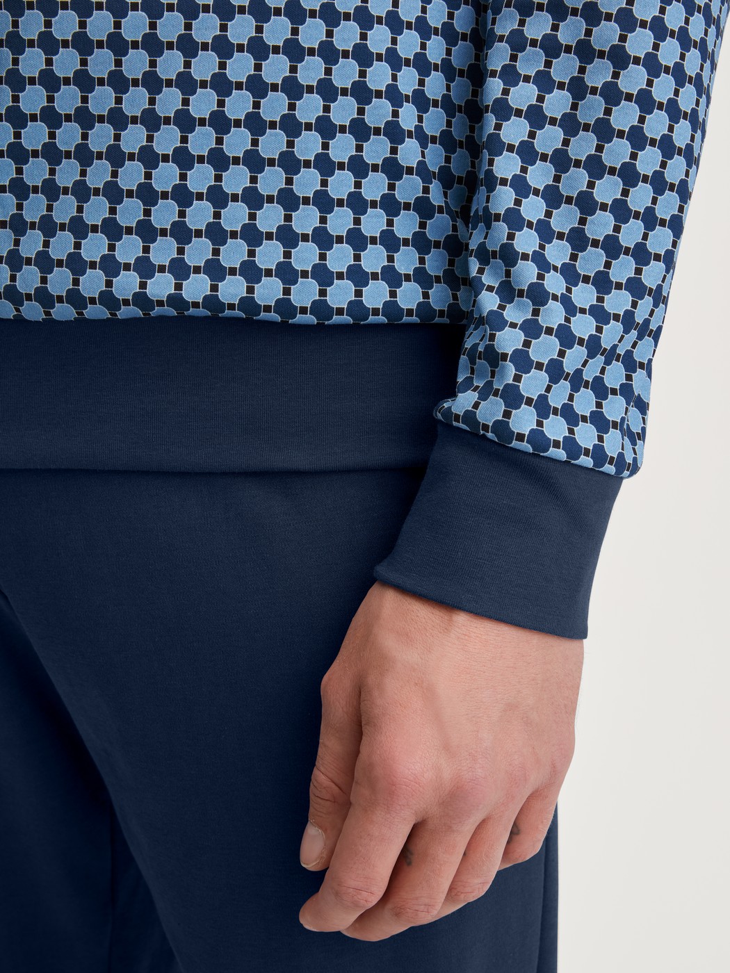 Men model is wearing Pyjama with cuff made of 100% Cotton in Blue, Checked from the Relax Streamline 2 series by CALIDA, Detail