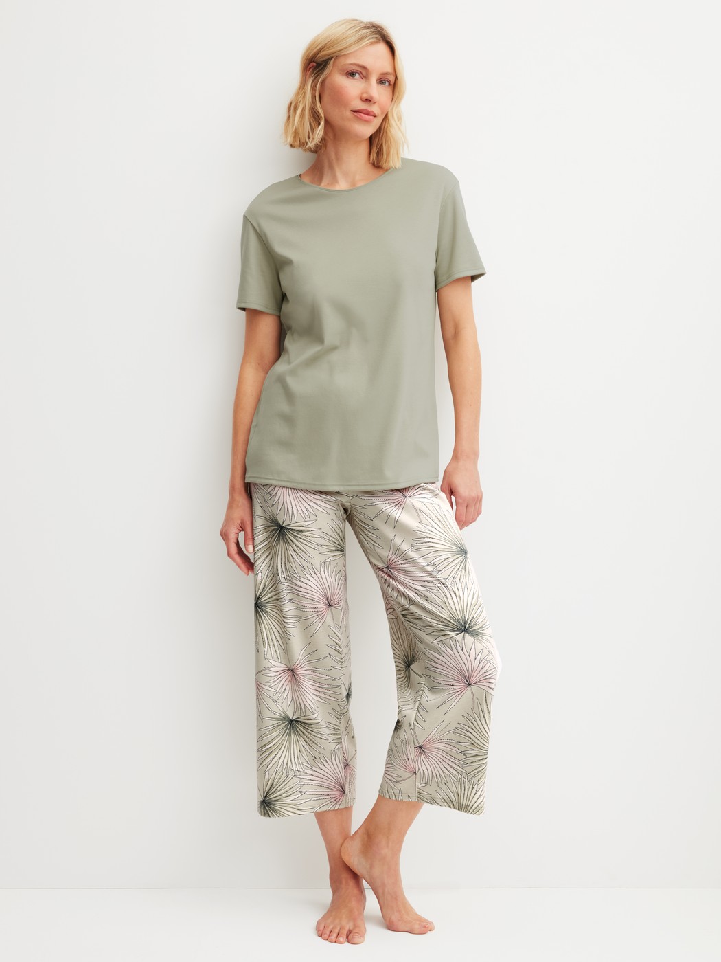 Women model is wearing 7/8 - Pyjamas made of 100% Cotton in Green, Floral from the Leaf Dreams series by CALIDA, Front view