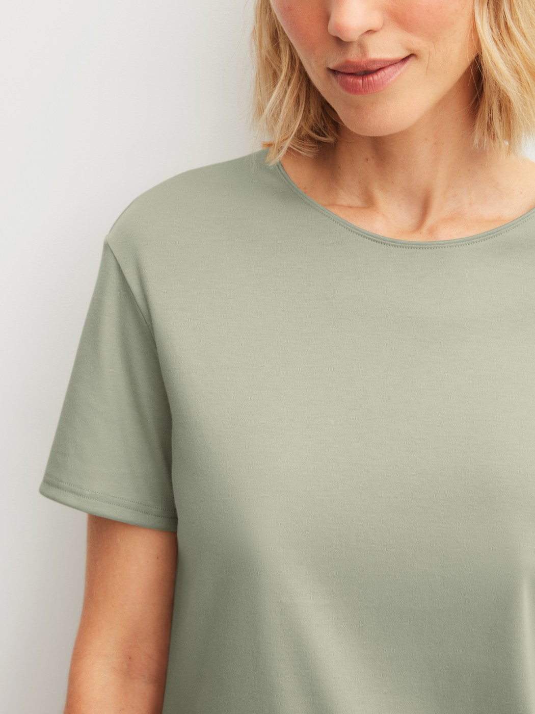 Women model is wearing 7/8 - Pyjamas made of 100% Cotton in Green, Floral from the Leaf Dreams series by CALIDA, Detail