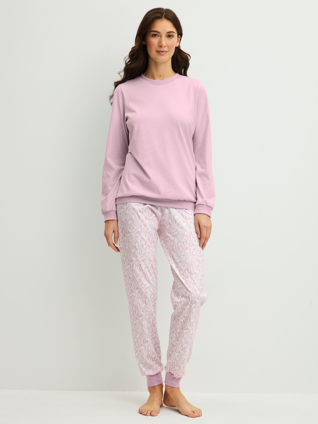 Damen-Model trägt Bündchen-Pyjama aus 100% Baumwolle in Violett, Gemustert aus Serie Blooming Nights von CALIDA, Vorderansicht