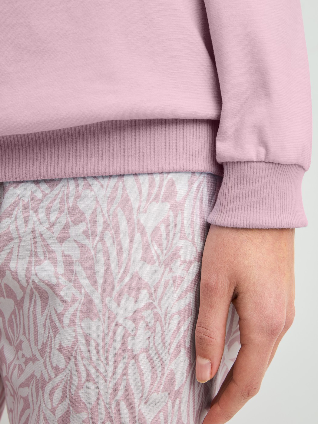 Damen-Model trägt Bündchen-Pyjama aus 100% Baumwolle in Violett, Gemustert aus Serie Blooming Nights von CALIDA, Detail