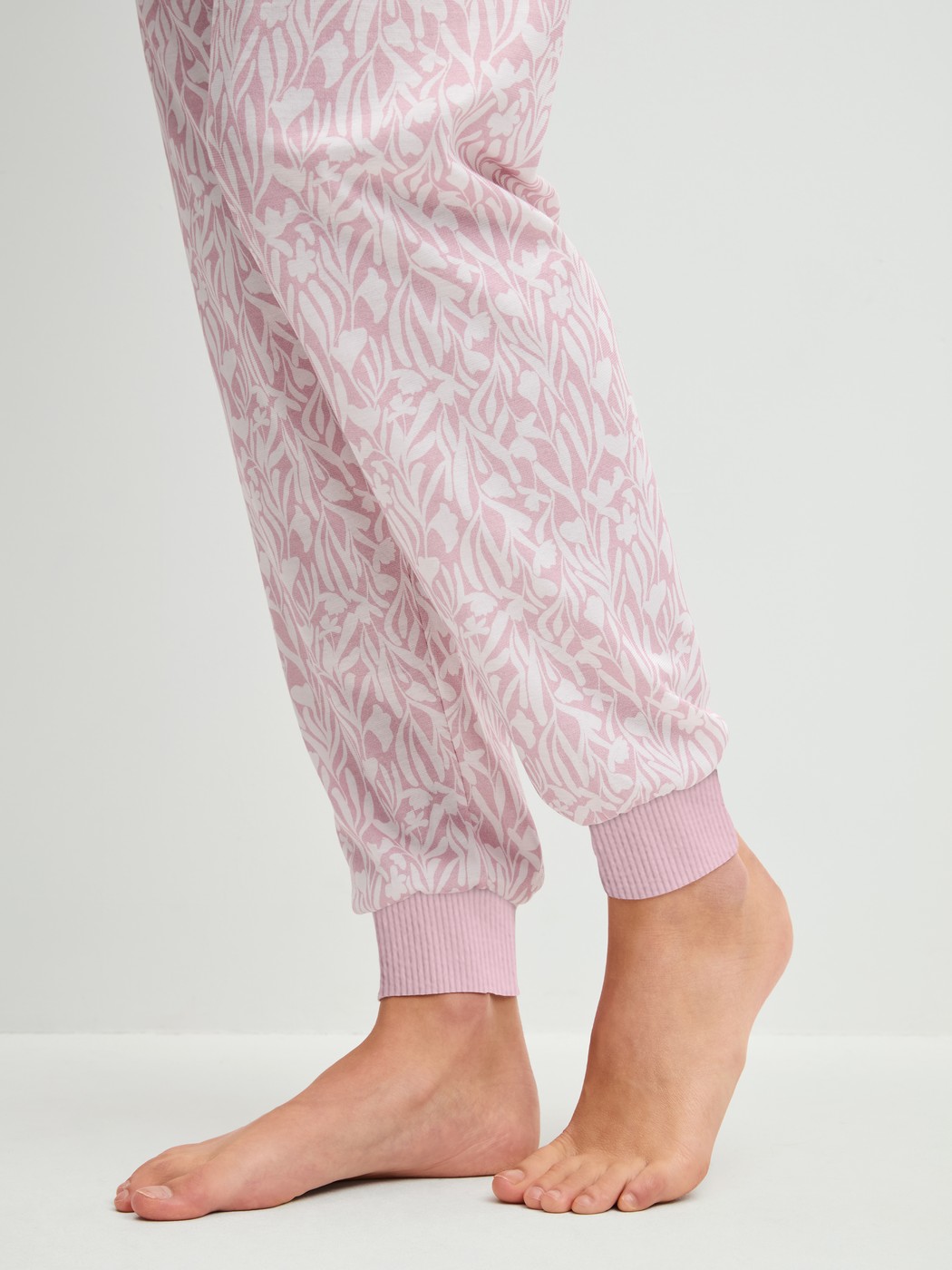 Damen-Model trägt Bündchen-Pyjama aus 100% Baumwolle in Violett, Gemustert aus Serie Blooming Nights von CALIDA, Detail