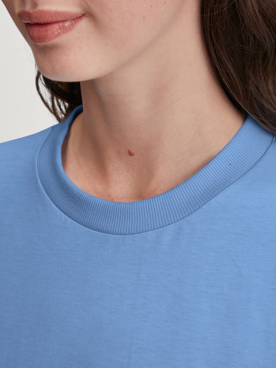 Women model is wearing Pyjama with cuff made of 100% Cotton in Blue, Floral from the Flower Nights series by CALIDA, Detail