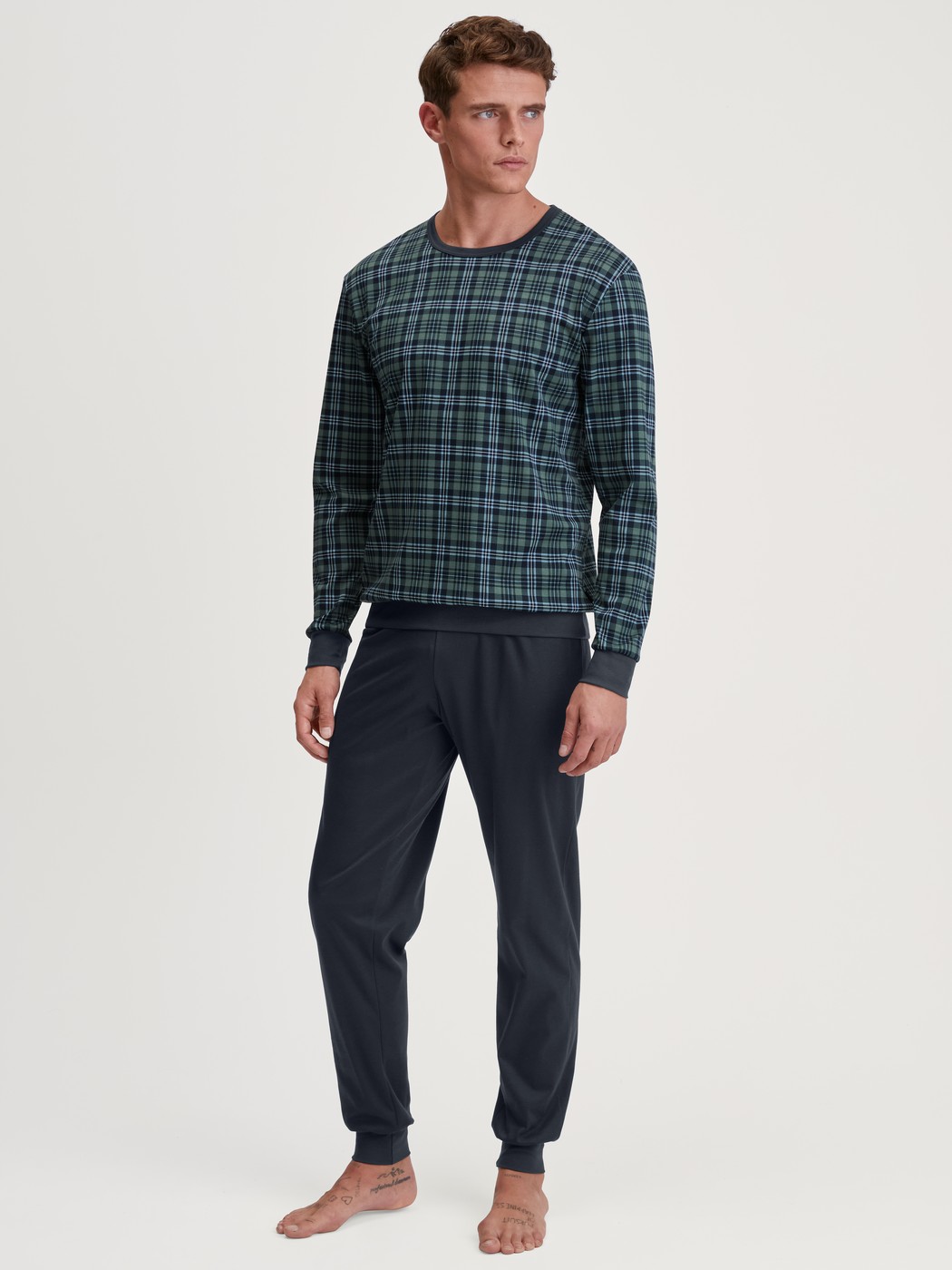 Le mannequin Homme porte le/la Pyjama avec bords élastiques en 100% coton de couleur Vert, À carreaux, de la série Relax Streamline 3 de CALIDA, Vue de face