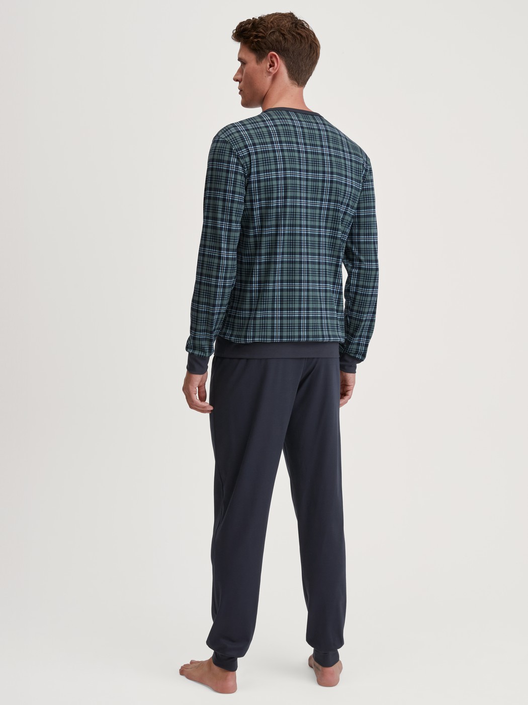 Le mannequin Homme porte le/la Pyjama avec bords élastiques en 100% coton de couleur Vert, À carreaux, de la série Relax Streamline 3 de CALIDA, Vue arrière