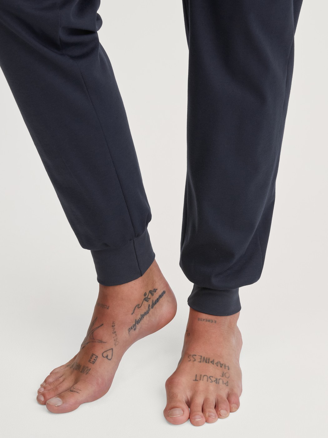 Le mannequin Homme porte le/la Pyjama avec bords élastiques en 100% coton de couleur Vert, À carreaux, de la série Relax Streamline 3 de CALIDA, Détail