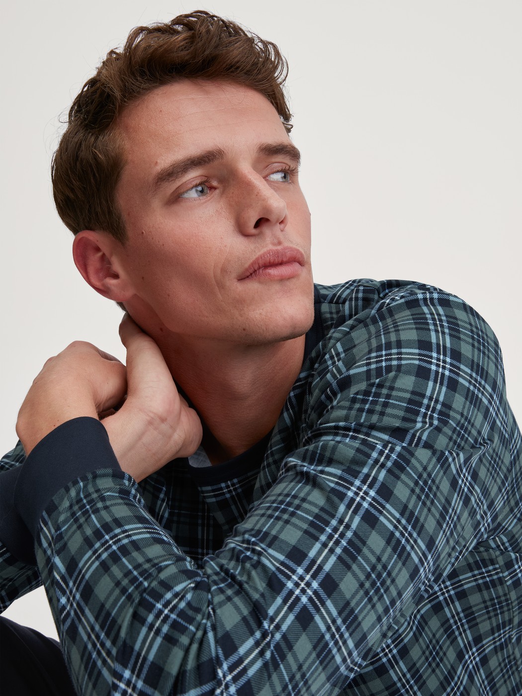 Le mannequin Homme porte le/la Pyjama avec bords élastiques en 100% coton de couleur Vert, À carreaux, de la série Relax Streamline 3 de CALIDA, Image supplémentaire