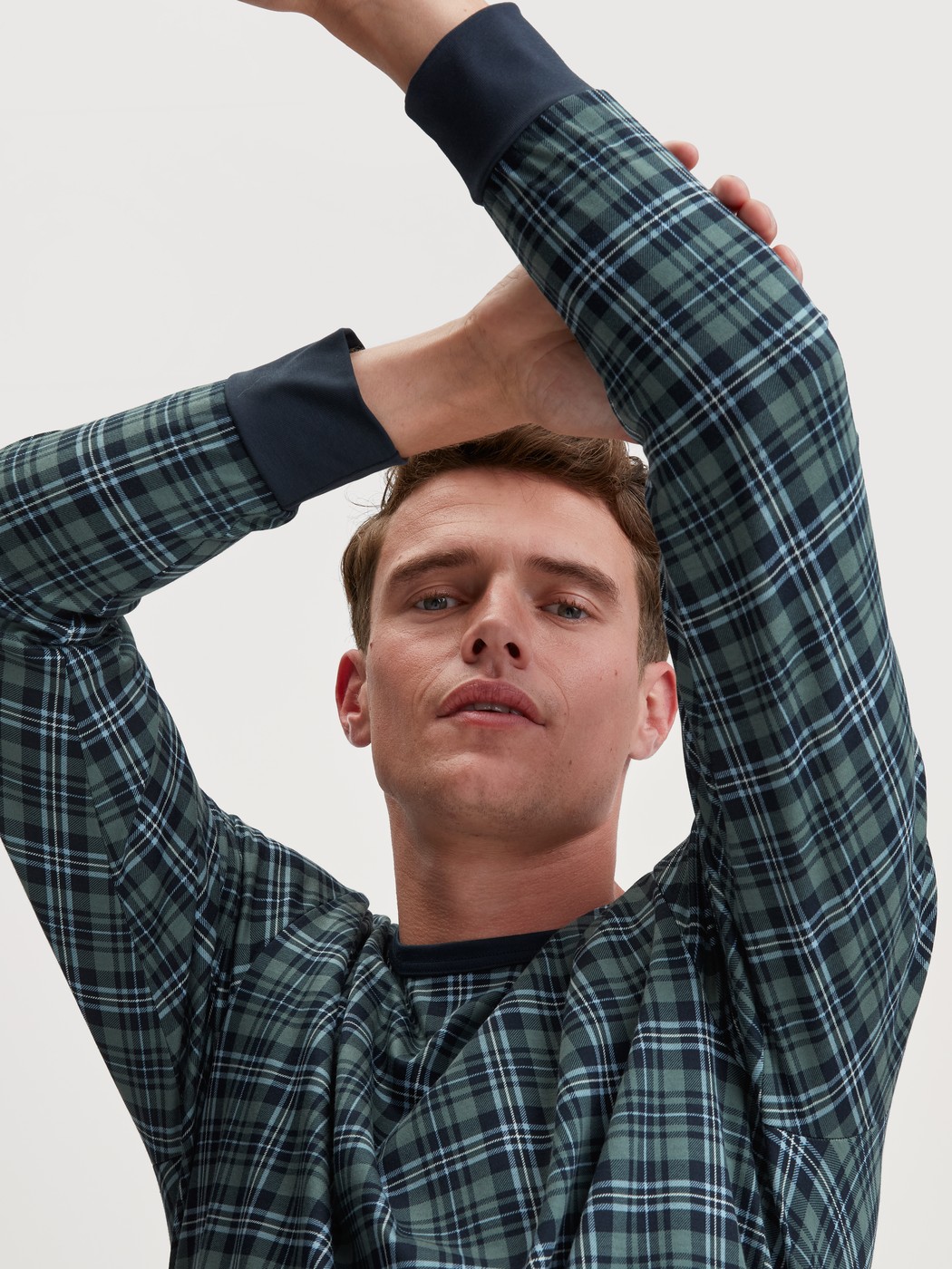 Le mannequin Homme porte le/la Pyjama avec bords élastiques en 100% coton de couleur Vert, À carreaux, de la série Relax Streamline 3 de CALIDA, Image supplémentaire