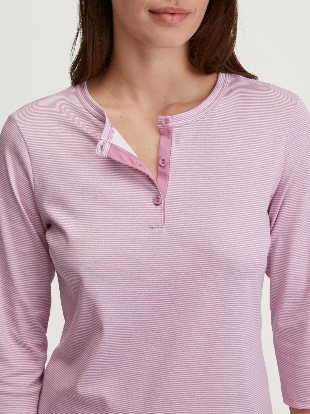 Damen-Model trägt Capri-Pyjama aus 100% Baumwolle in Rosa, Gestreift aus Serie Striped Dreams von CALIDA, Detail