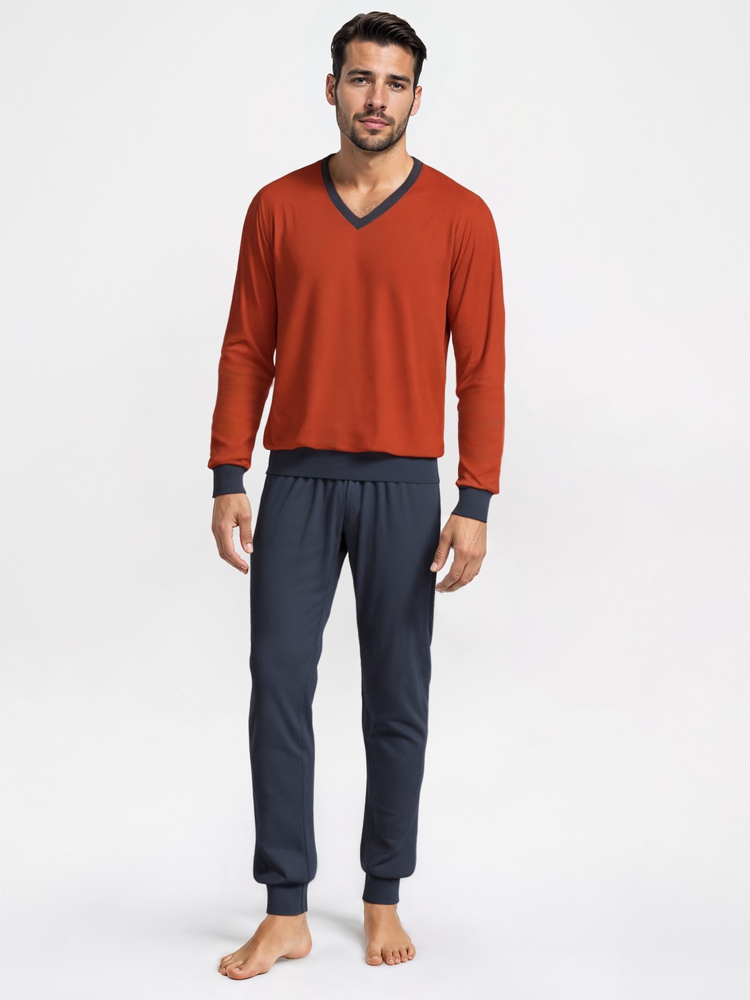 Le mannequin Homme porte le/la Pyjama avec bords élastiques en 100% coton de couleur Rouge, Rayée, de la série Nightwear Xtra de CALIDA, Vue de face
